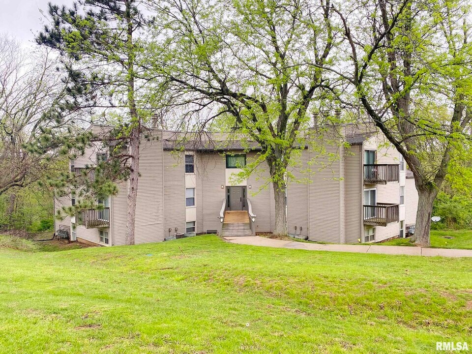 5905 W Ridgecrest Dr in Peoria, IL - Building Photo