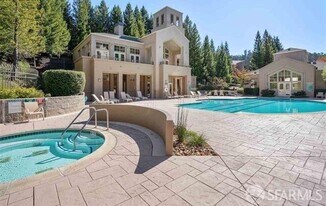 220 Caldecott Ln in Oakland, CA - Building Photo