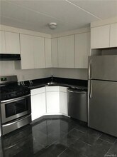 666 Pelham Rd in New Rochelle, NY - Building Photo - Building Photo