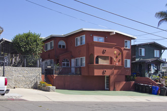 Bay View Apartments in San Diego, CA - Building Photo - Building Photo