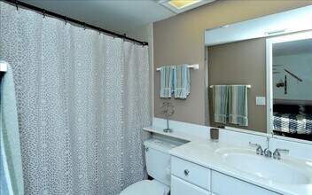 1080 W Peppertree Ln in Siesta Key, FL - Building Photo - Building Photo