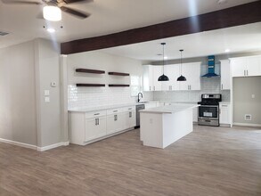 936 W Austin St in Conroe, TX - Building Photo - Building Photo