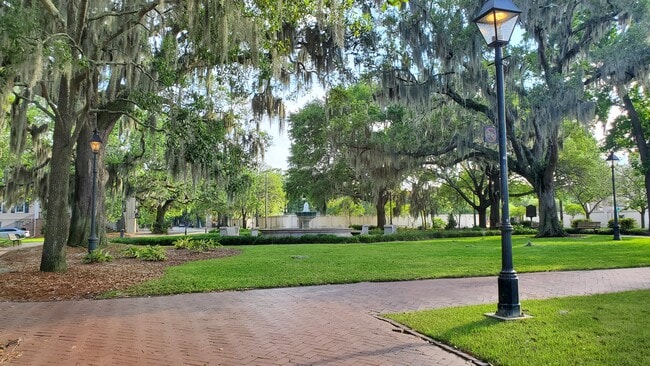 105 W Oglethorpe Ave, Unit 406 in Savannah, GA - Foto de edificio - Building Photo