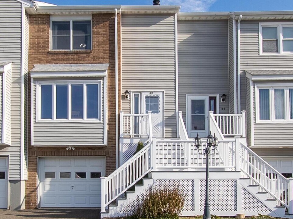 83 Carriage Dr in Milford, CT - Building Photo