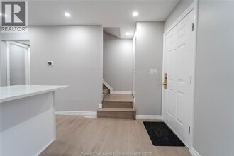 5414 Lassaline Ave in Windsor, ON - Building Photo - Building Photo