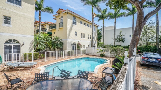 3356 Bird Ave, Unit 15 in Miami, FL - Building Photo - Building Photo