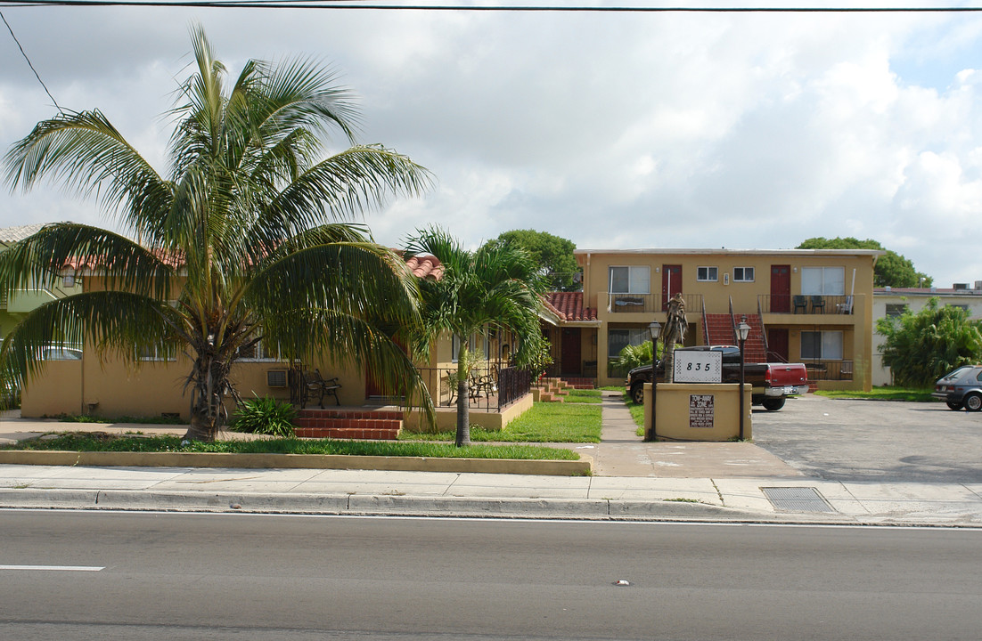 835 SW 7th St in Miami, FL - Foto de edificio
