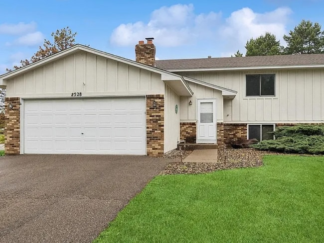 property at 2528 Birchview Ln