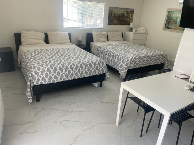 12619 Emelita St, Unit Geust House in Valley Village, CA - Building Photo - Building Photo