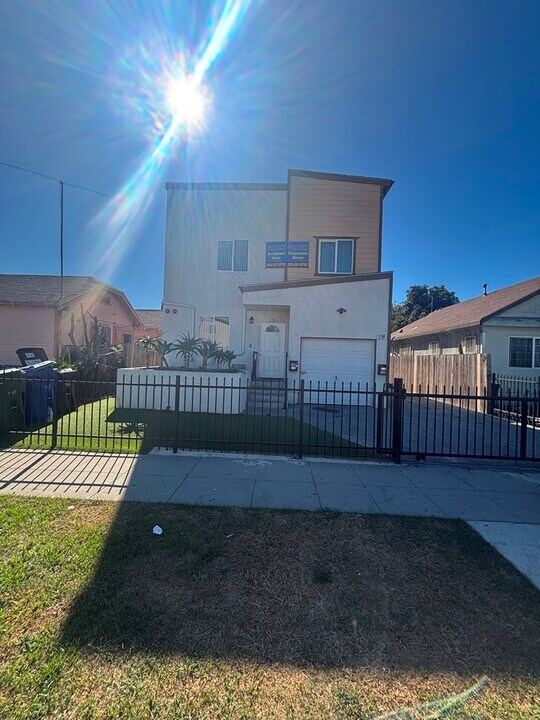 156 W 71st St in Los Angeles, CA - Foto de edificio