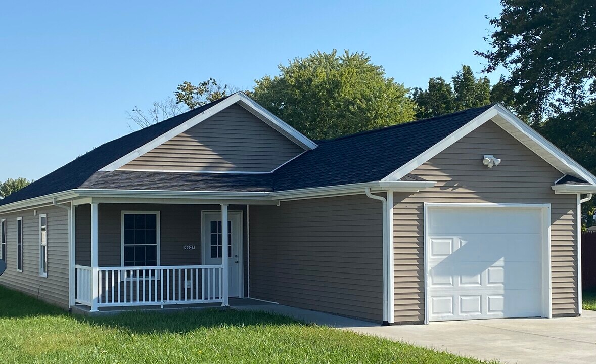 4627 E Morris Huenefeld St in Batesville, IN - Building Photo