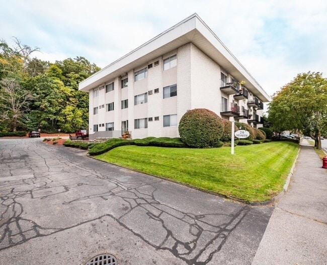 250 Nesmith St, Unit 10 in Lowell, MA - Building Photo - Building Photo