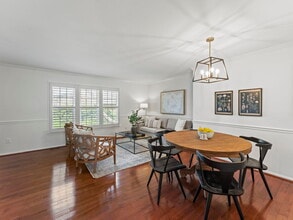 8638 Dellway Ln in Vienna, VA - Building Photo - Building Photo