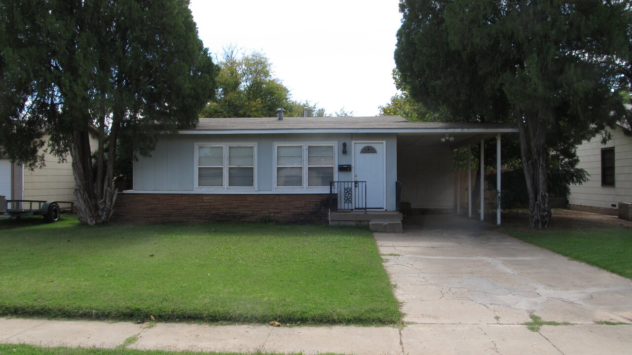 2013 48th St in Lubbock, TX - Building Photo