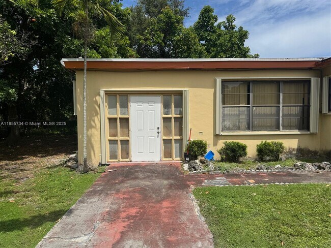 401 NE 174th St in North Miami Beach, FL - Building Photo - Building Photo