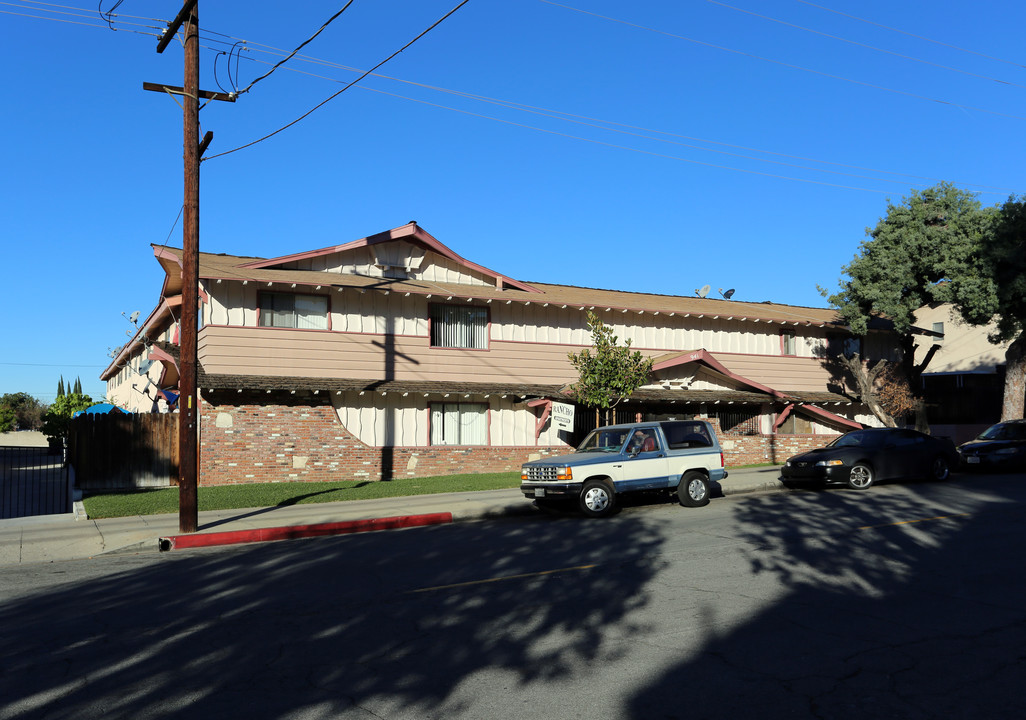 El Rancho Apartments in La Habra, CA - Foto de edificio