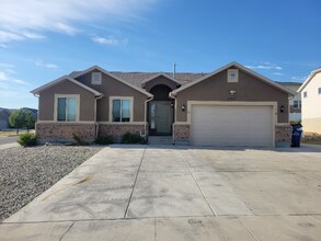 8200 6900 W in West Jordan, UT - Foto de edificio - Building Photo