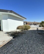 7428 Acoma Trl, Unit Acoma 2 in Yucca Valley, CA - Foto de edificio - Building Photo