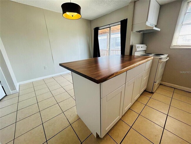 2777 L B McLeod Rd in Orlando, FL - Foto de edificio - Building Photo