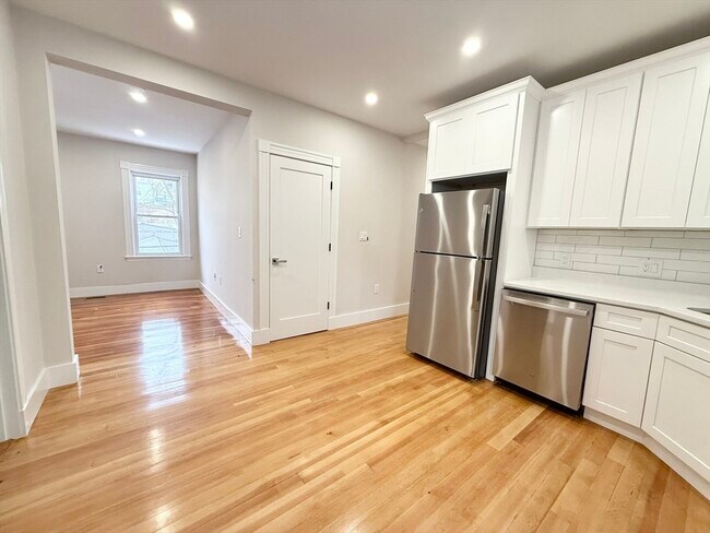 36 Raven St, Unit 1 in Boston, MA - Foto de edificio - Building Photo