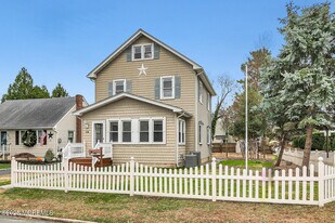 18 Holly St in Rumson, NJ - Building Photo