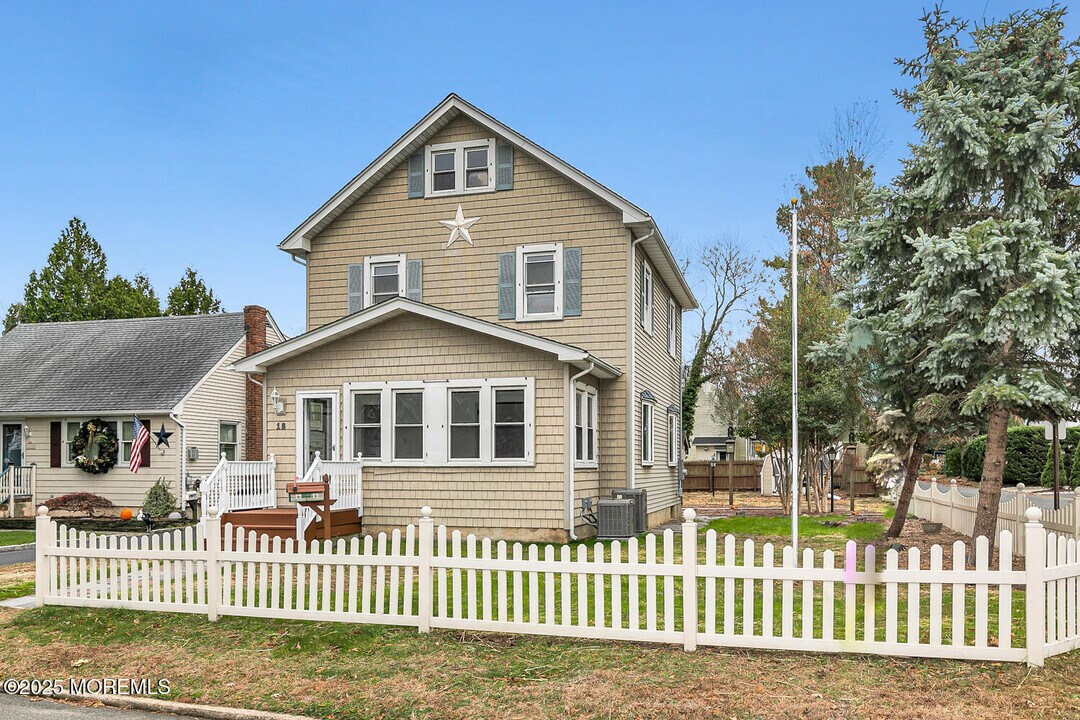 18 Holly St in Rumson, NJ - Building Photo