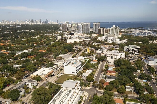 3250 Grand Ave in Miami, FL - Foto de edificio - Building Photo