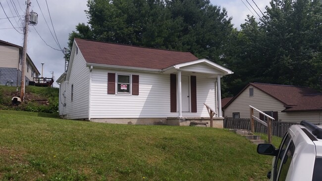209 Maple St in Tazewell, VA - Foto de edificio - Building Photo