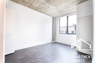 1722 W Roscoe St, Unit 507 in Chicago, IL - Foto de edificio - Building Photo