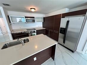 1900 N Bayshore Dr, Unit # 3202 in Miami, FL - Foto de edificio - Building Photo