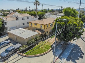 6940 Woodley Ave in Van Nuys, CA - Building Photo - Building Photo