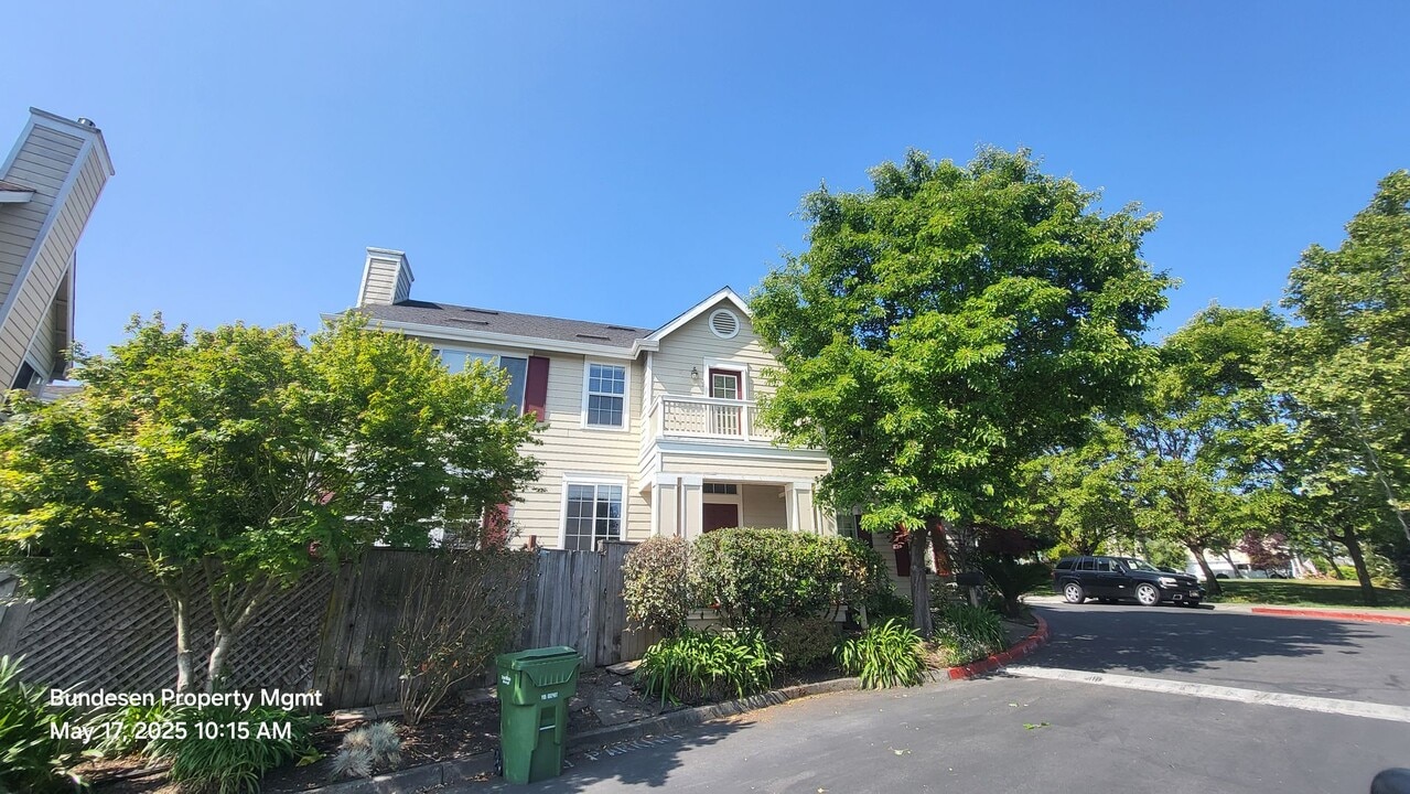 2012 Chetwood Dr in Petaluma, CA - Building Photo