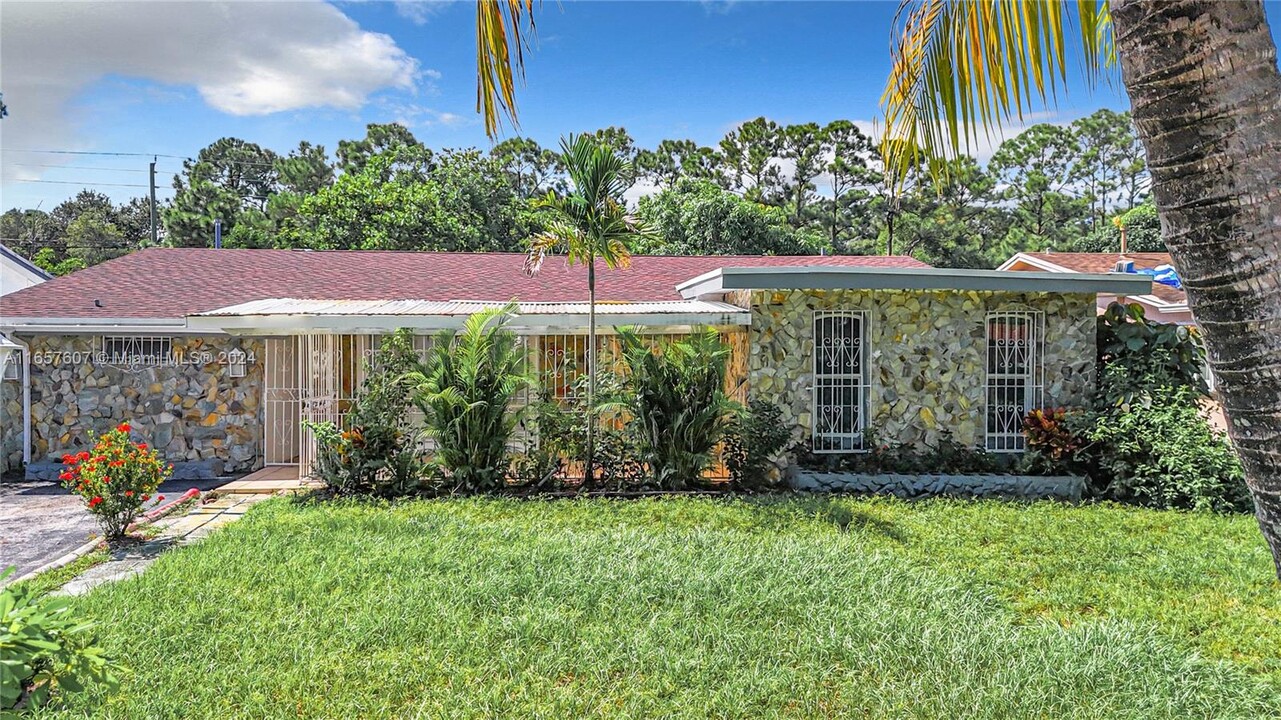 8218 Southampton Dr in Miramar, FL - Building Photo