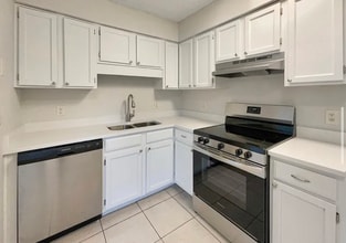 2060 Tickford St in Middleburg, FL - Foto de edificio - Building Photo