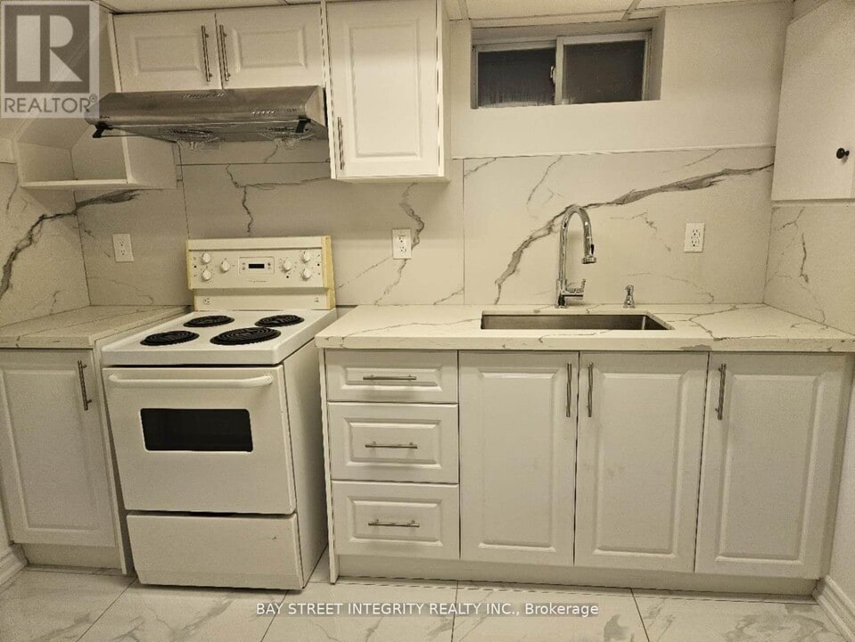 65 Walter Ave in Newmarket, ON - Building Photo