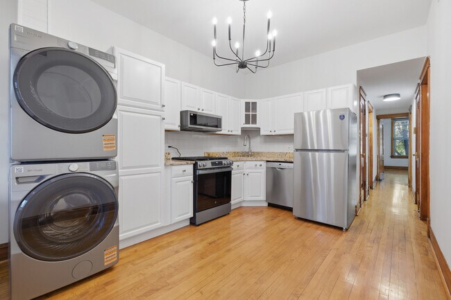 823 N Hoyne Ave in Chicago, IL - Building Photo - Building Photo