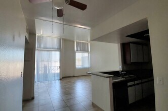 945 N Serrano Ave in Los Angeles, CA - Foto de edificio - Building Photo