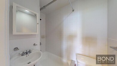 39 E 65th St in New York, NY - Building Photo - Building Photo