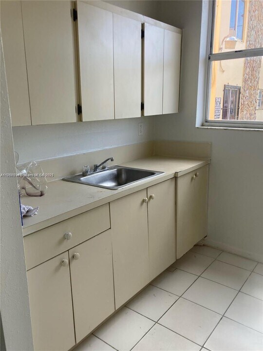 974 NW 2nd St in Miami, FL - Building Photo