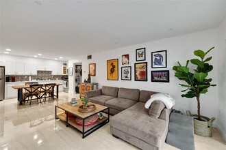 7913 SW 104th St in Miami, FL - Building Photo - Building Photo
