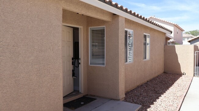 8456 W Gilmore Ave in Las Vegas, NV - Building Photo - Building Photo