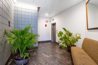 254-270 Worthington St in Springfield, MA - Building Photo - Lobby
