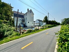 15 Thompson St in Warren, RI - Building Photo