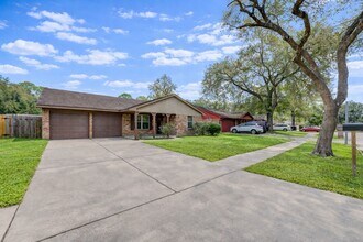12510 Hunting Brook Dr in Houston, TX - Building Photo - Building Photo