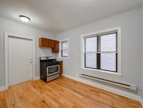 3725 N Pine Grv in Chicago, IL - Building Photo - Building Photo