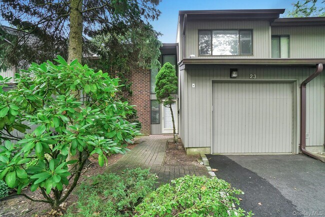 23 Meadowood Dr in Jericho, NY - Building Photo - Building Photo