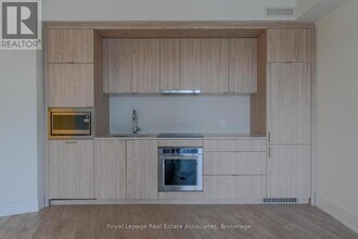 259 The Kingsway in Toronto, ON - Building Photo - Building Photo