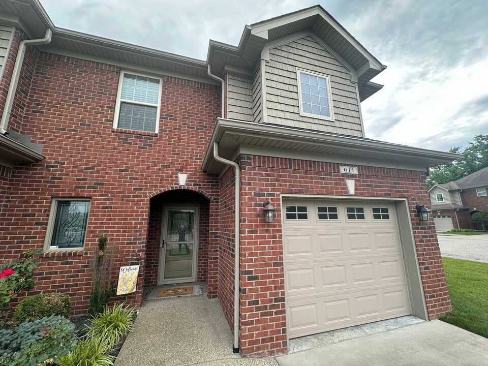 611 Knobb Hill Avenue in New Albany, IN - Foto de edificio