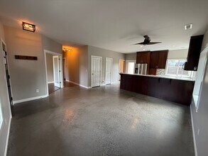 61158 Brookhollow Dr in Bend, OR - Building Photo - Building Photo