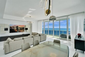 15811 Collins Ave in North Miami Beach, FL - Foto de edificio - Building Photo